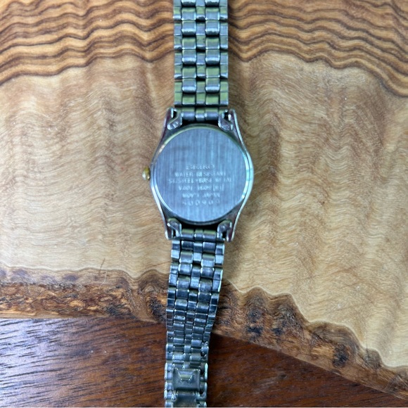 Vintage Seiko V401-1609 Women\'s Analog 24mm Silver Tone Watch. main image 2